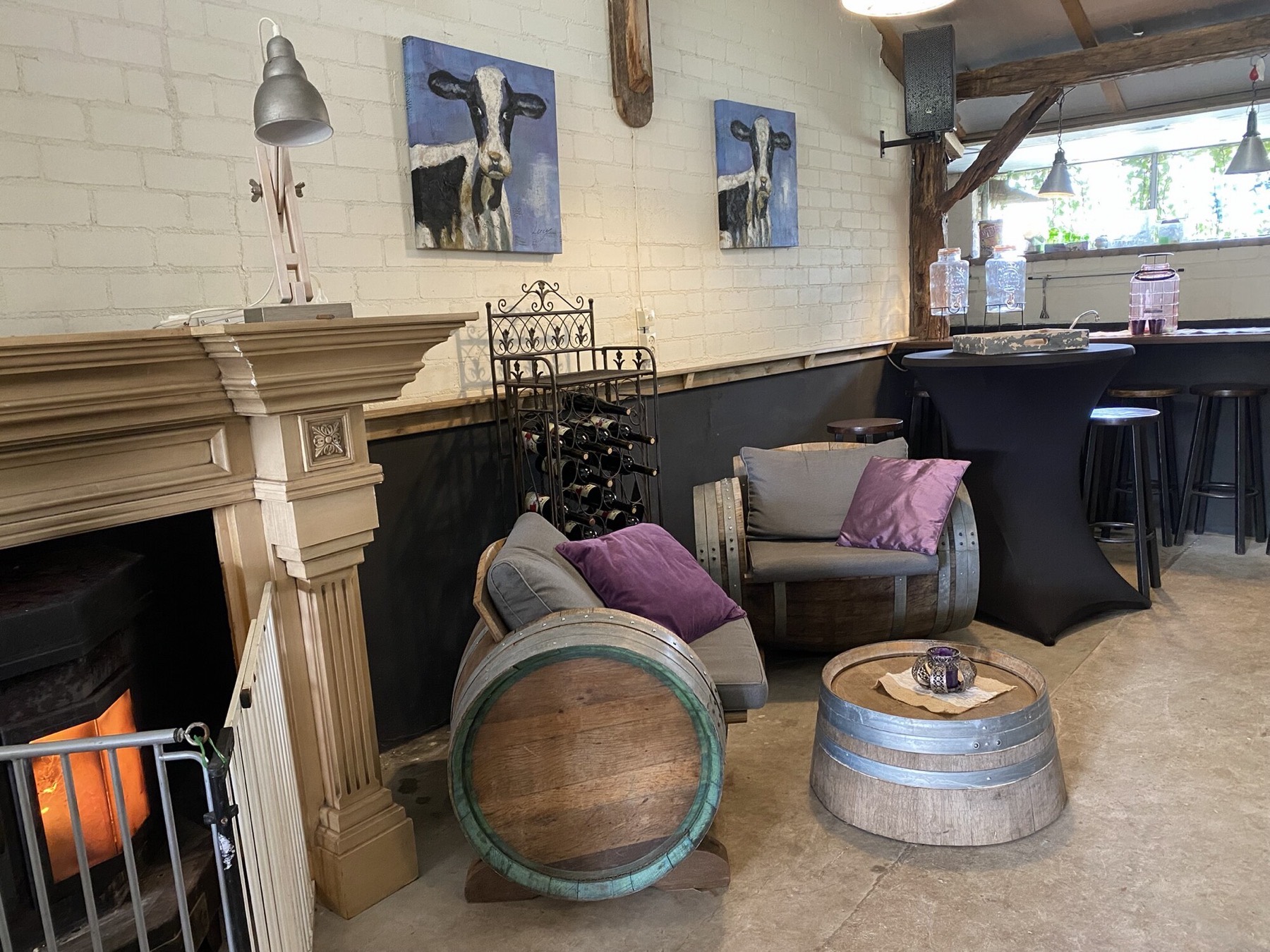 De Kreitsberg bar in de schuur, met open haard en zitjes bij wijnvaten
