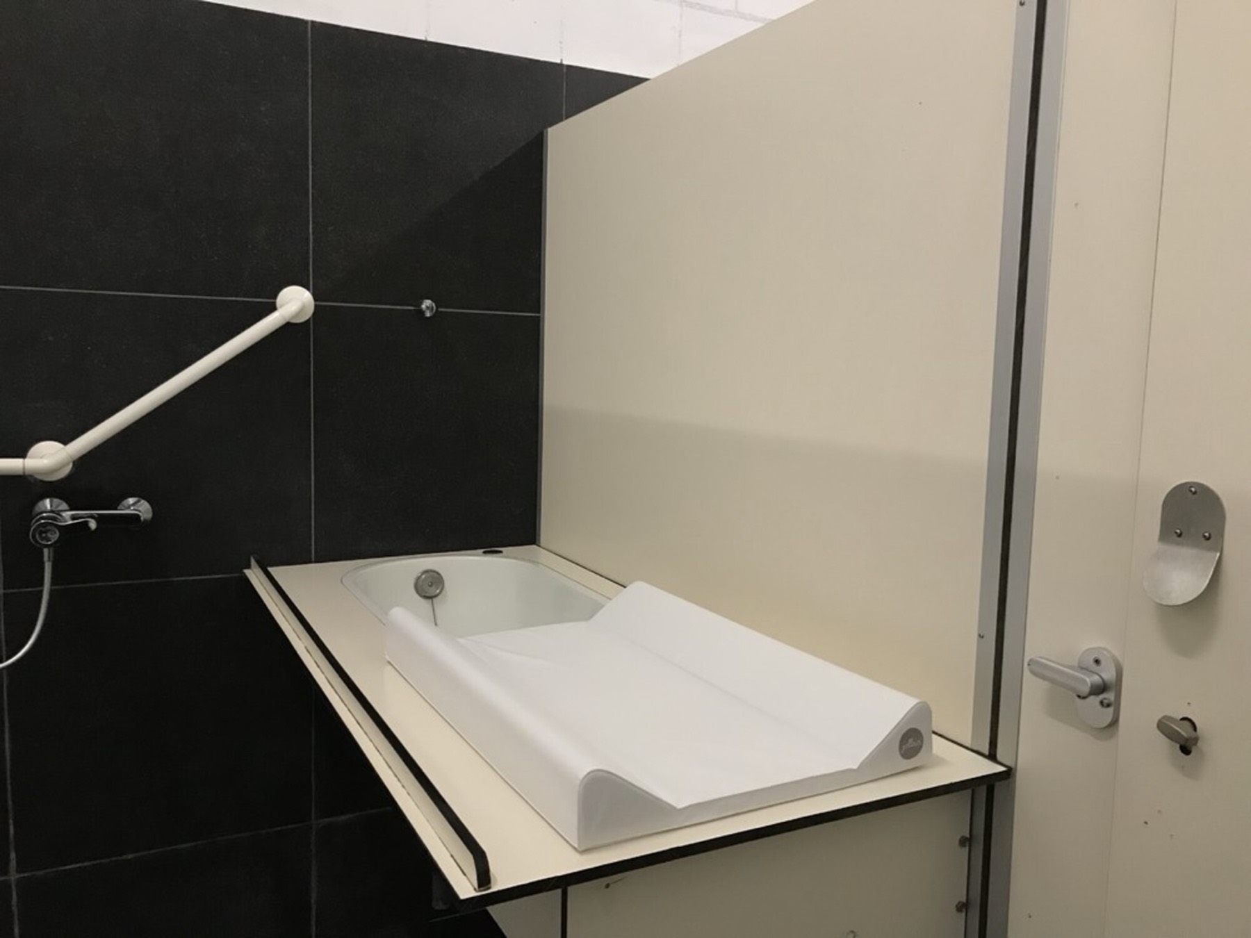 Verschoontafel en kinderbadje in het sanitairgebouw