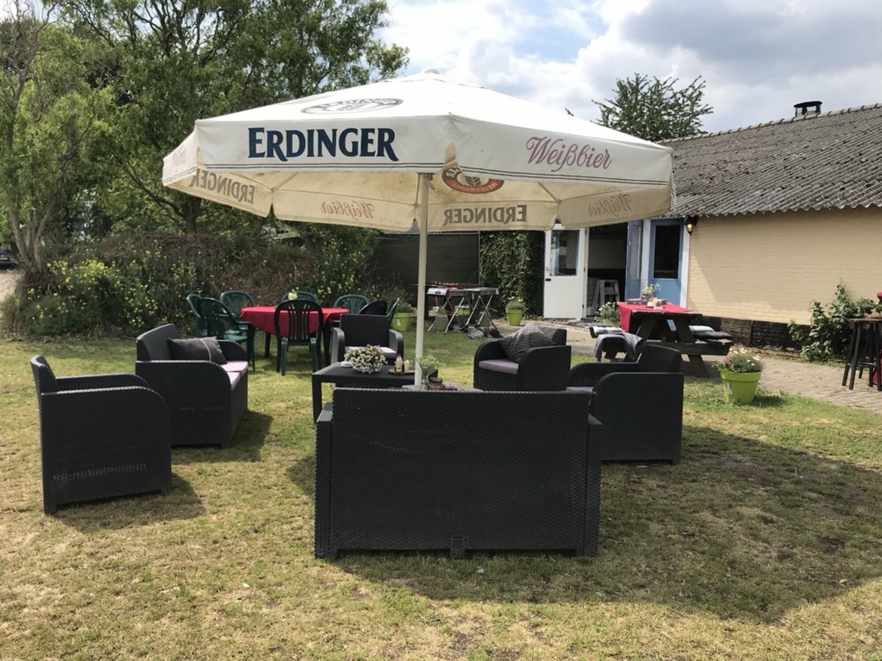 Terras bij de schuur
