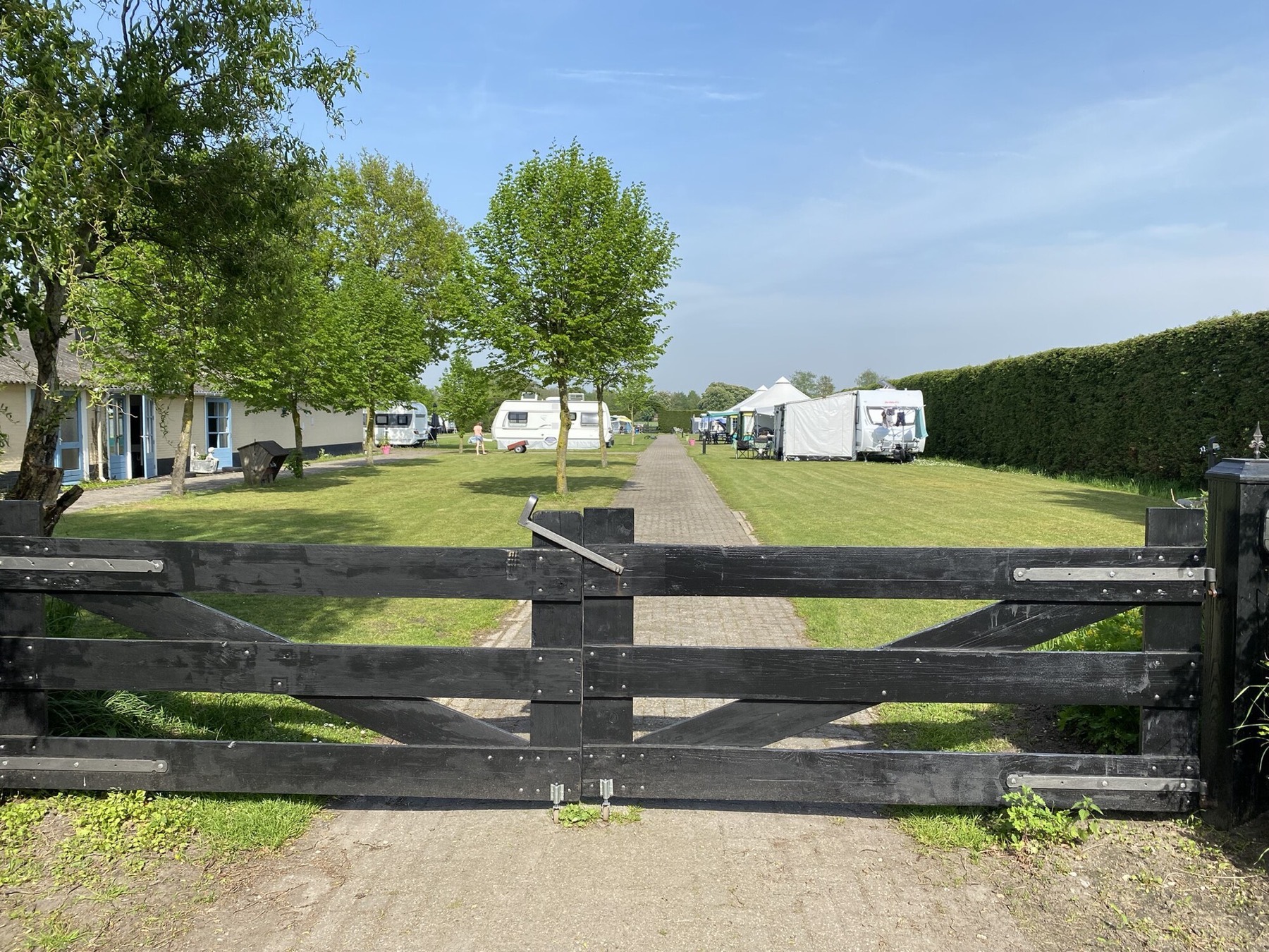 Het hek naar het kampeerveld