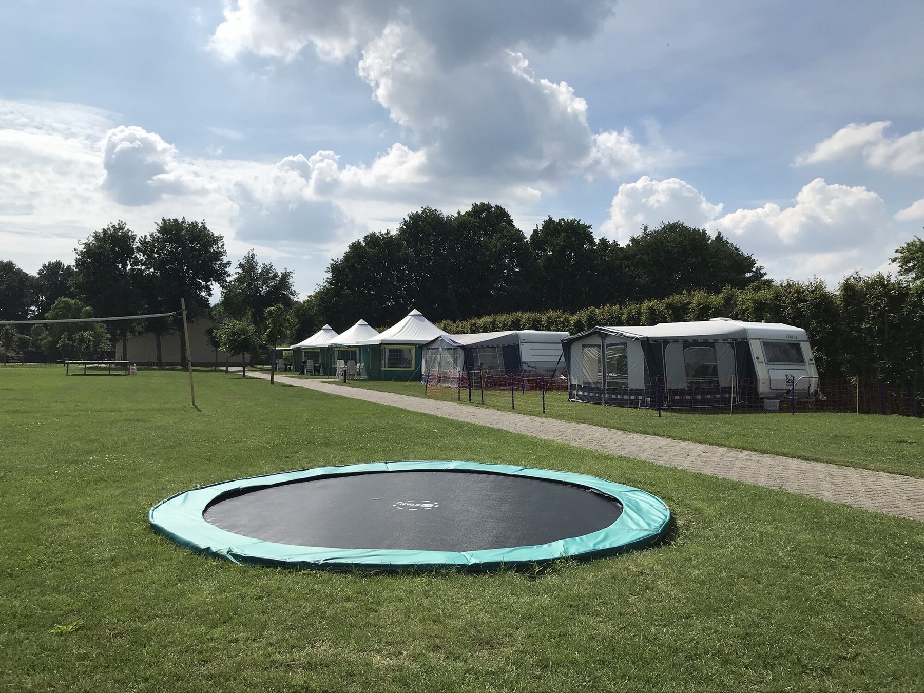 Trampoline op het veld