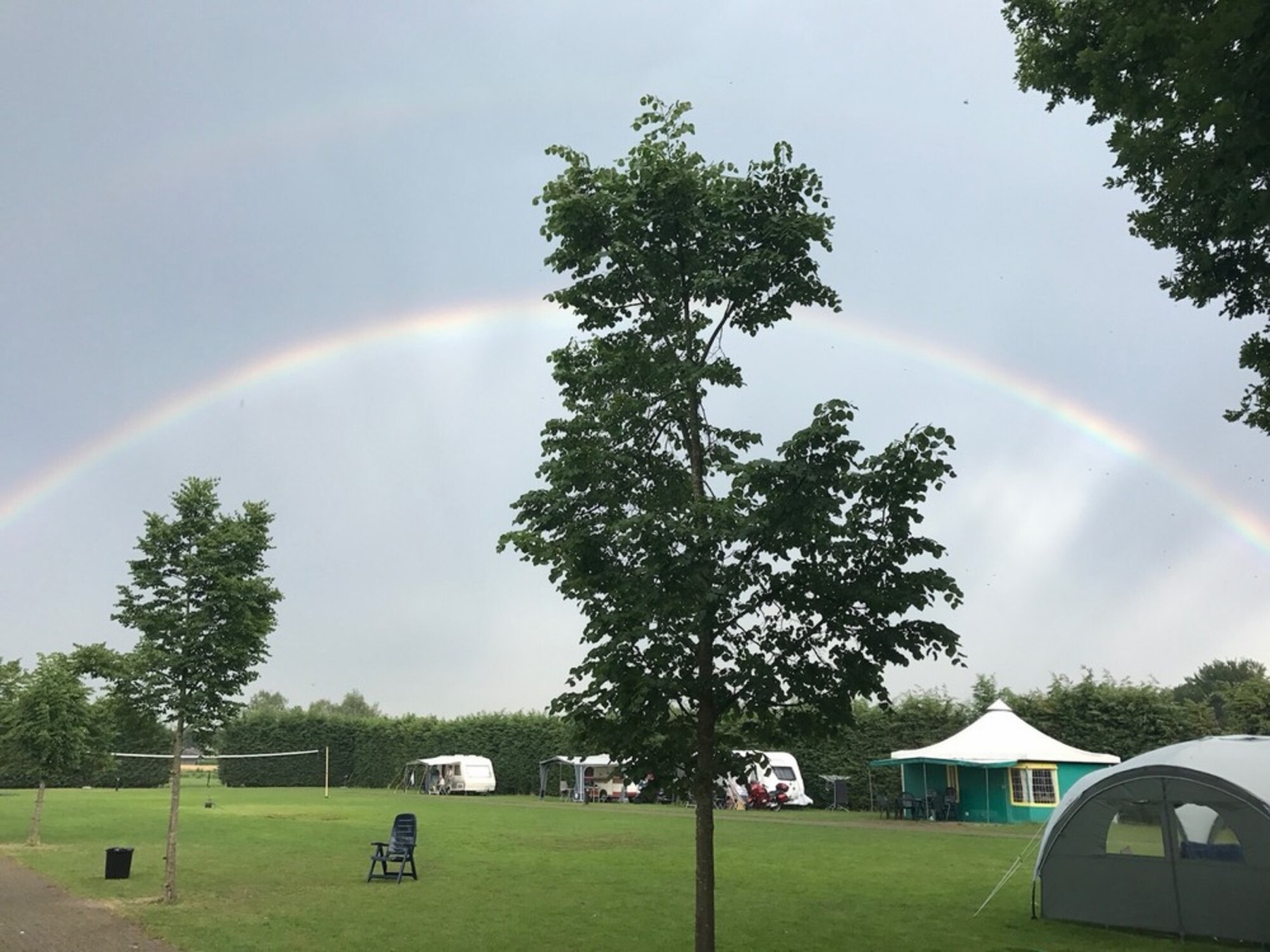Regenboog boven de camping
